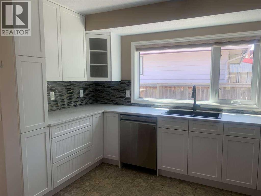 Single Family House 4 Level for Sale in  Dalmeny Hill NW Dalhousie Calgary 