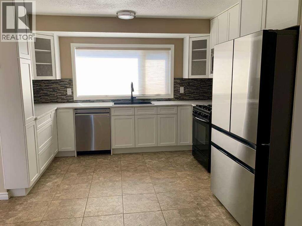 Single Family House 4 Level for Sale in  Dalmeny Hill NW Dalhousie Calgary 