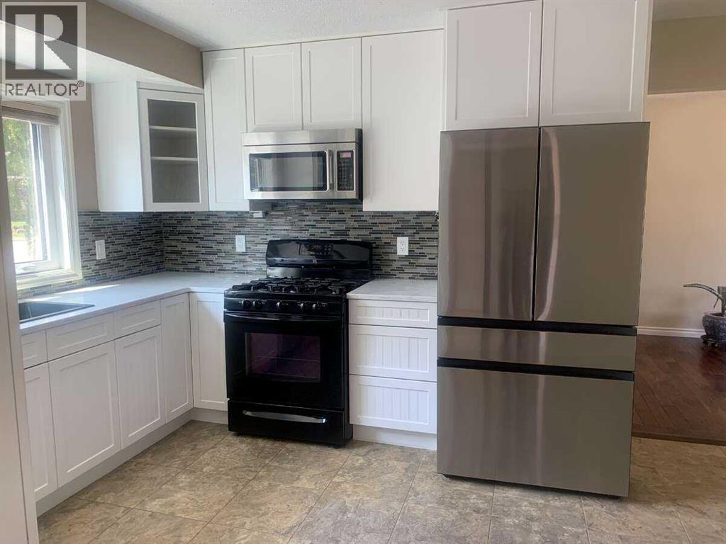 Single Family House 4 Level for Sale in  Dalmeny Hill NW Dalhousie Calgary 