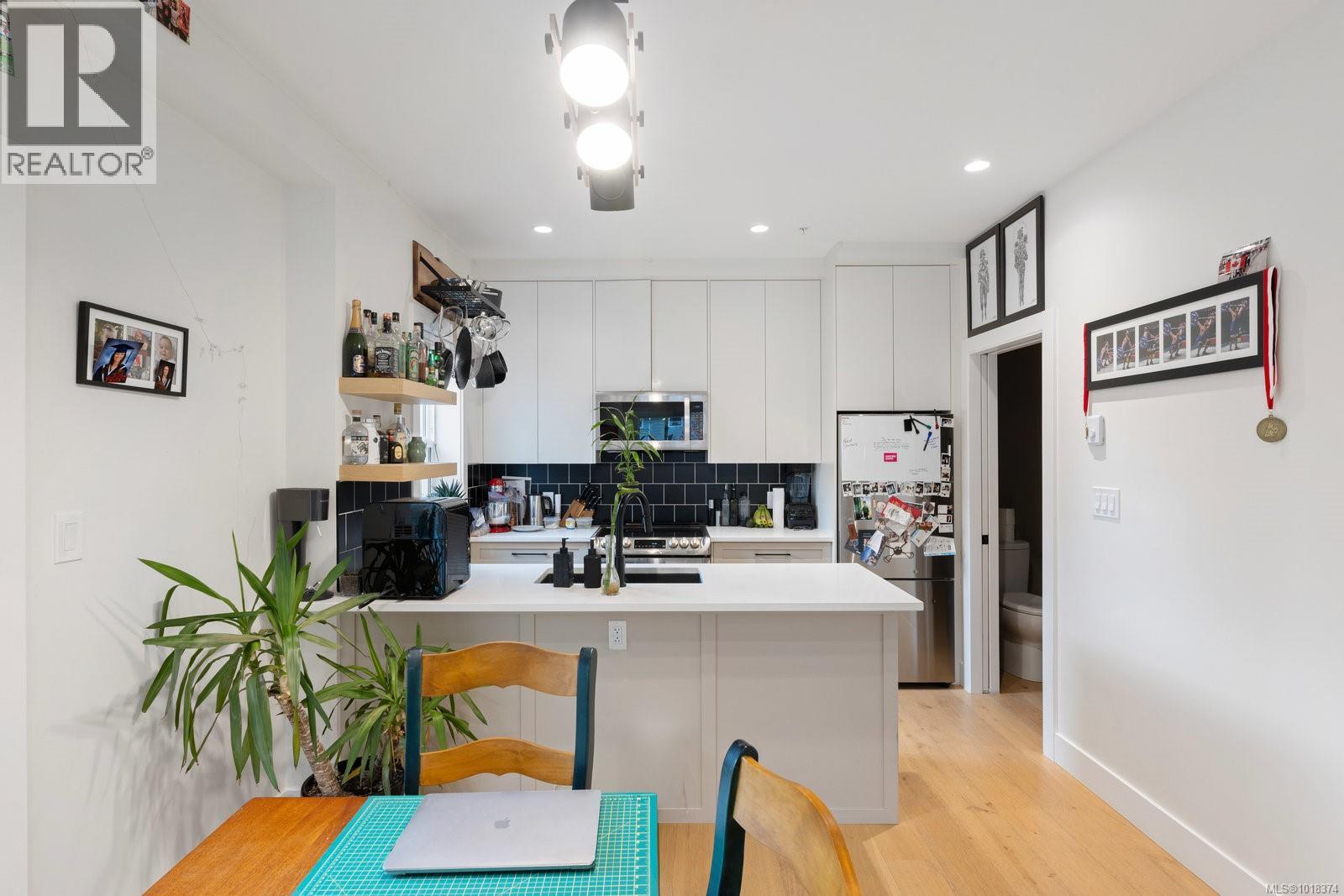 6 937 Colville Rd, Esquimalt