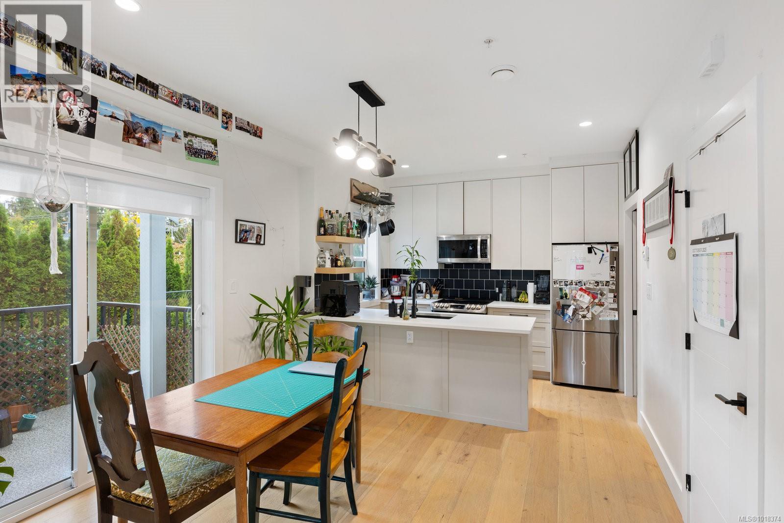 6 937 Colville Rd, Esquimalt