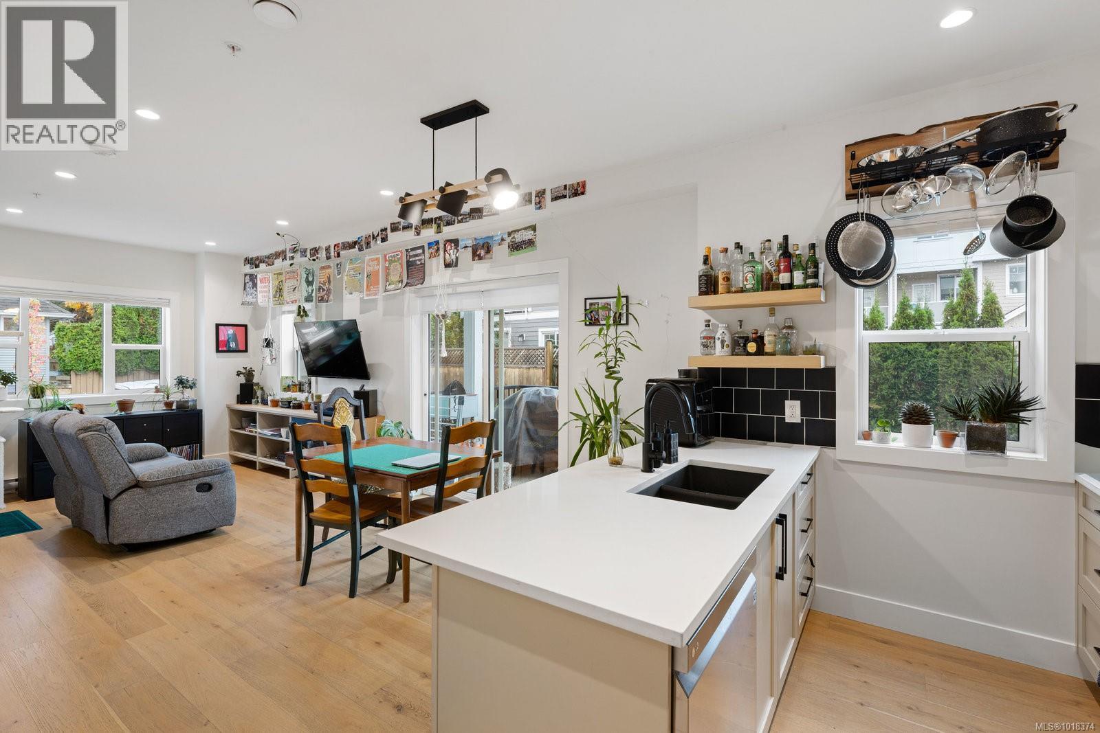 6 937 Colville Rd, Esquimalt