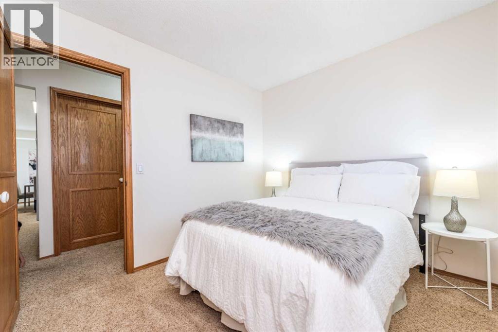 Single Family House Bungalow for Sale in  Douglas Woods Drive SE Douglasdale/Glen Calgary 