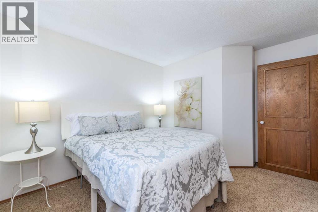 Single Family House Bungalow for Sale in  Douglas Woods Drive SE Douglasdale/Glen Calgary 