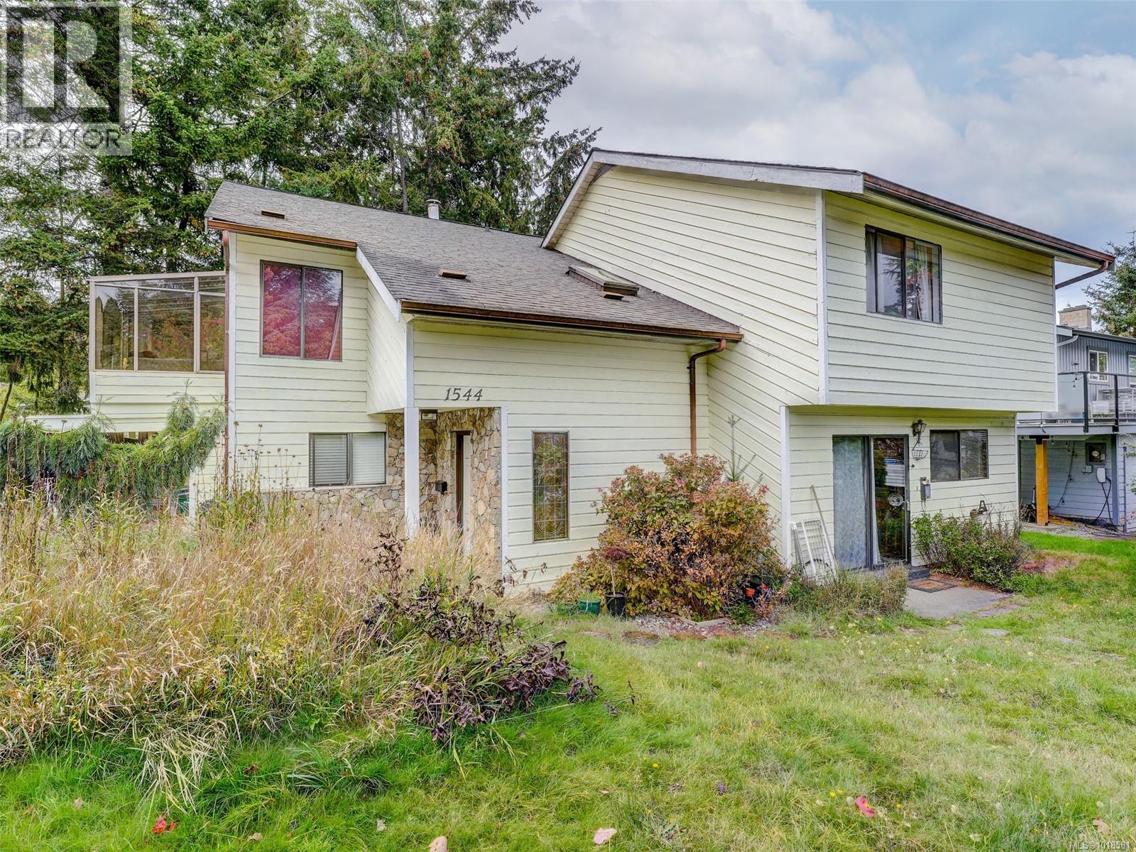 1544 GRANADA CRES - 1