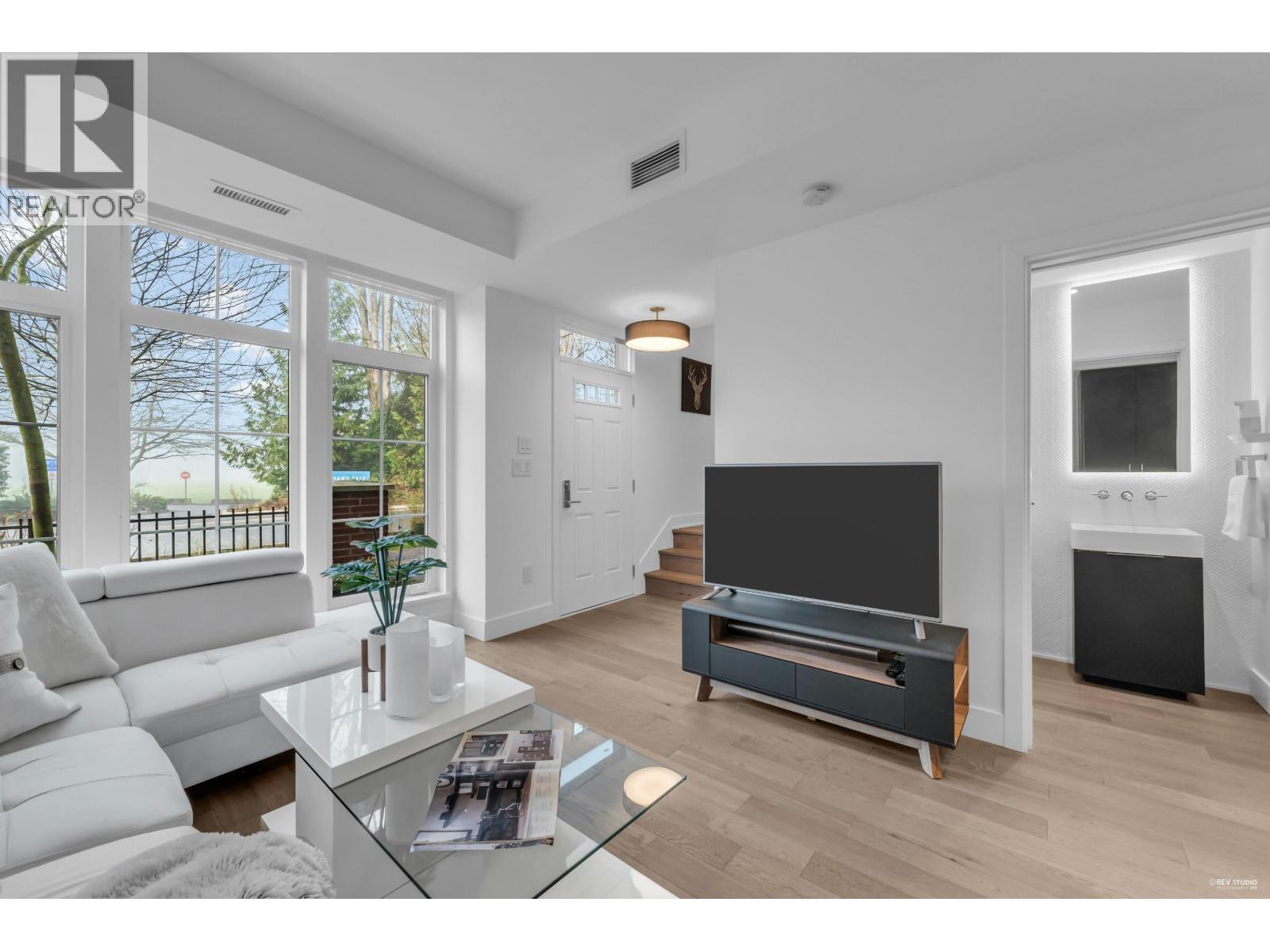 118 2070 CURLING ROAD - Photo 2 of 35, North Vancouver, British Columbia