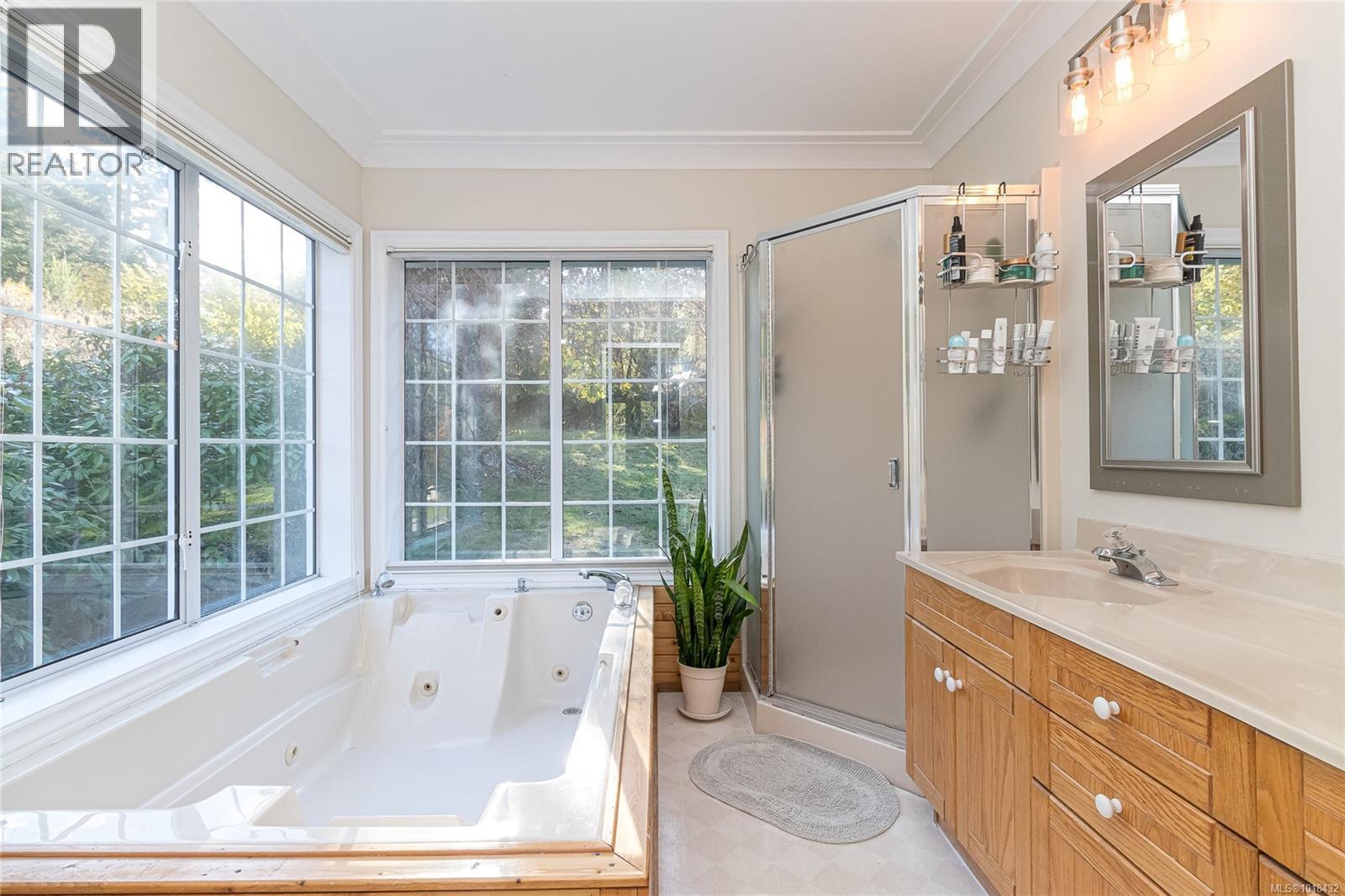 11474 Sumac Dr, North Saanich