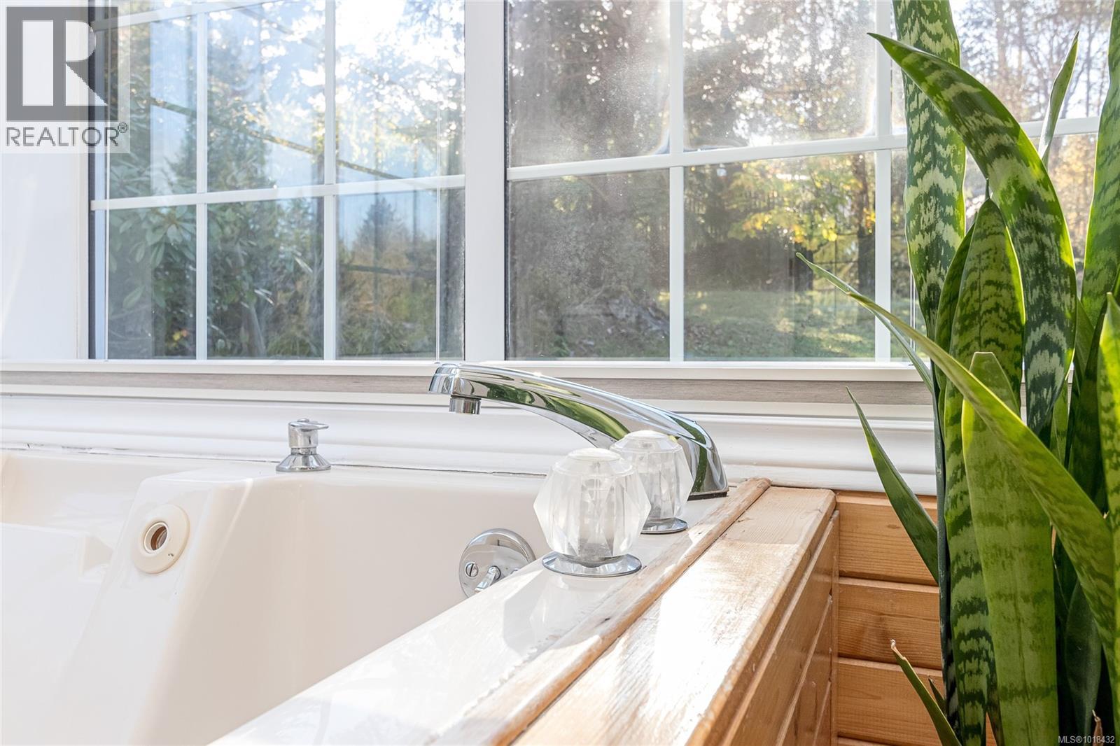 11474 Sumac Dr, North Saanich