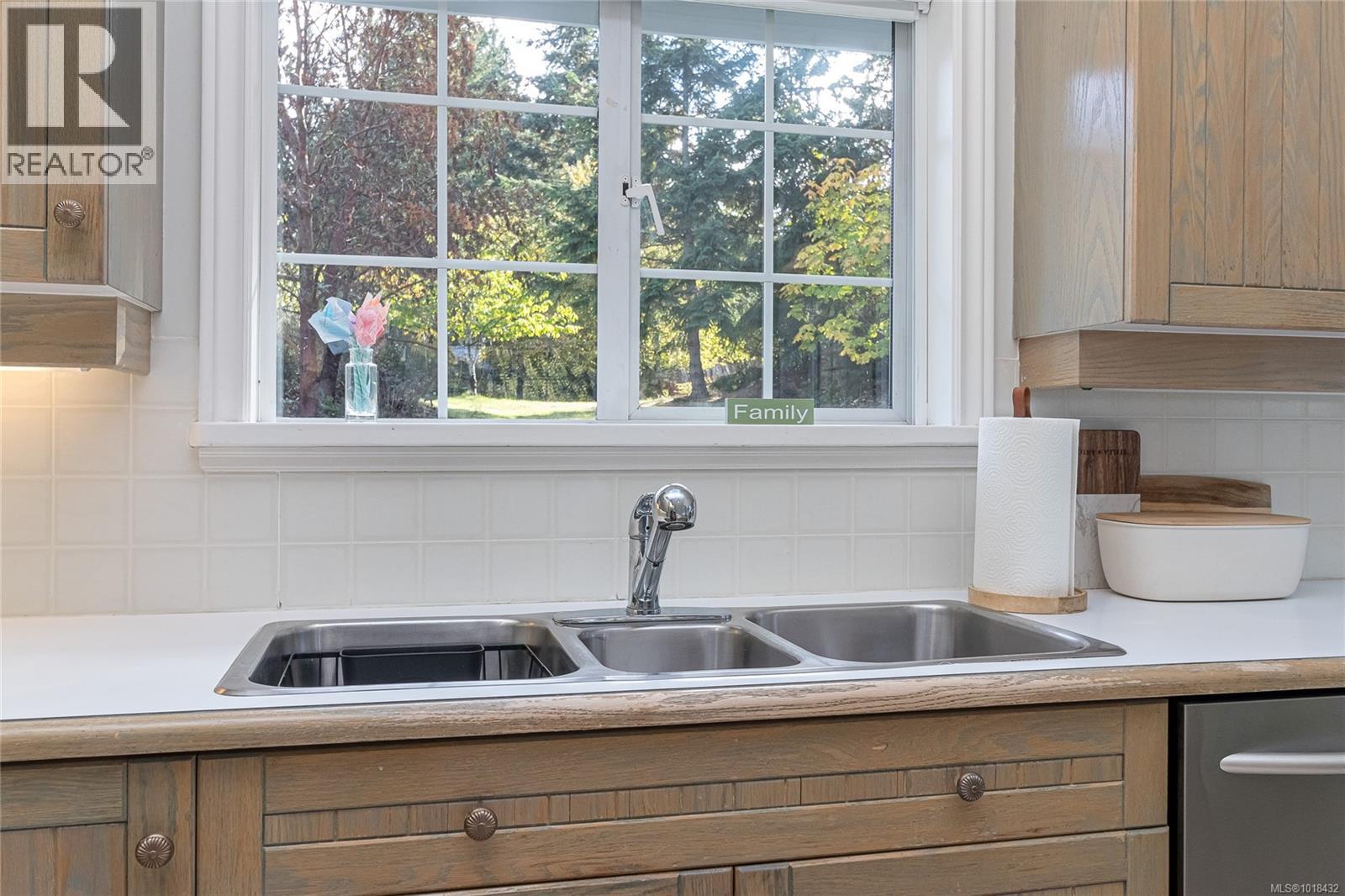 11474 Sumac Dr, North Saanich