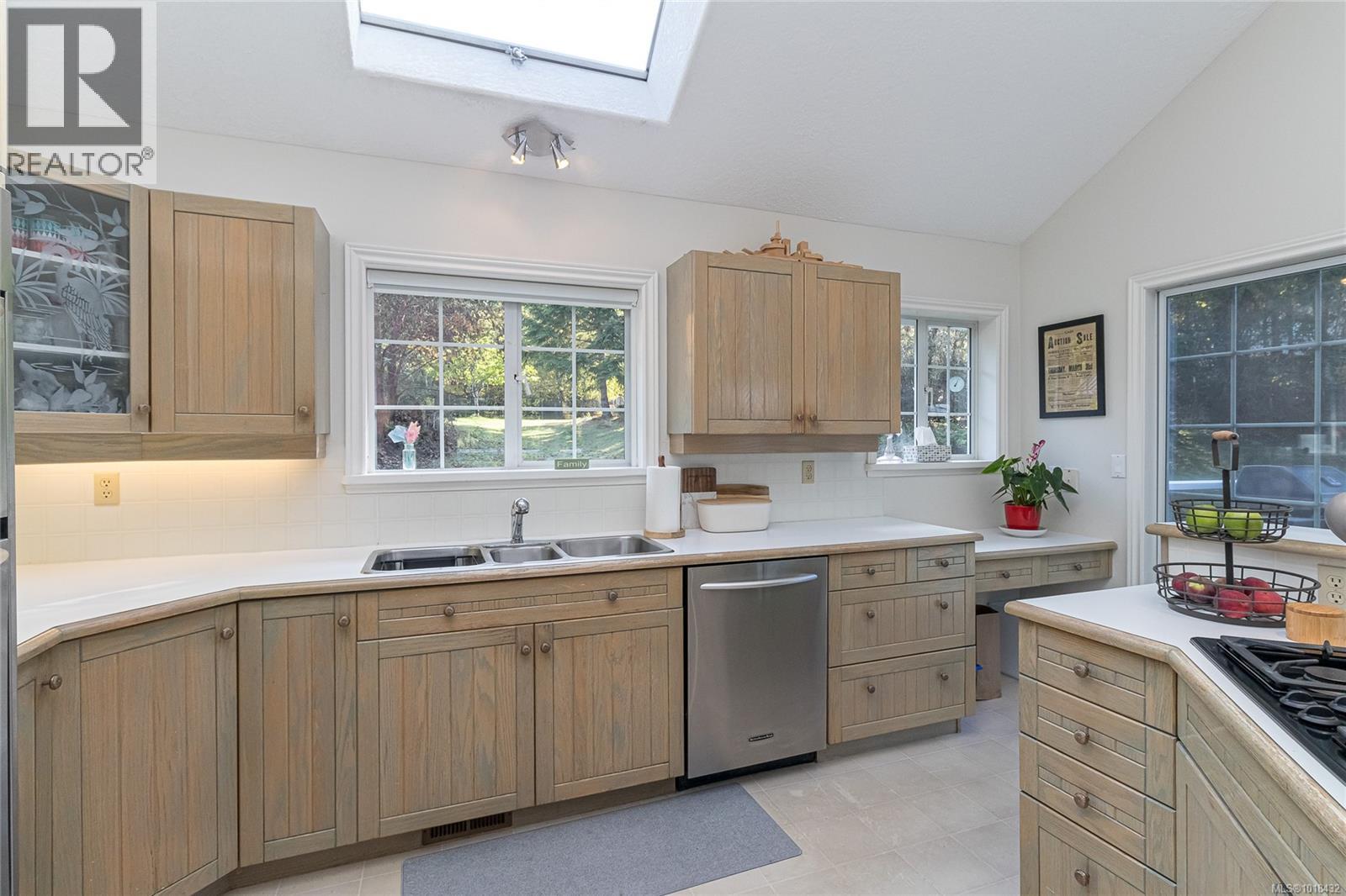 11474 Sumac Dr, North Saanich