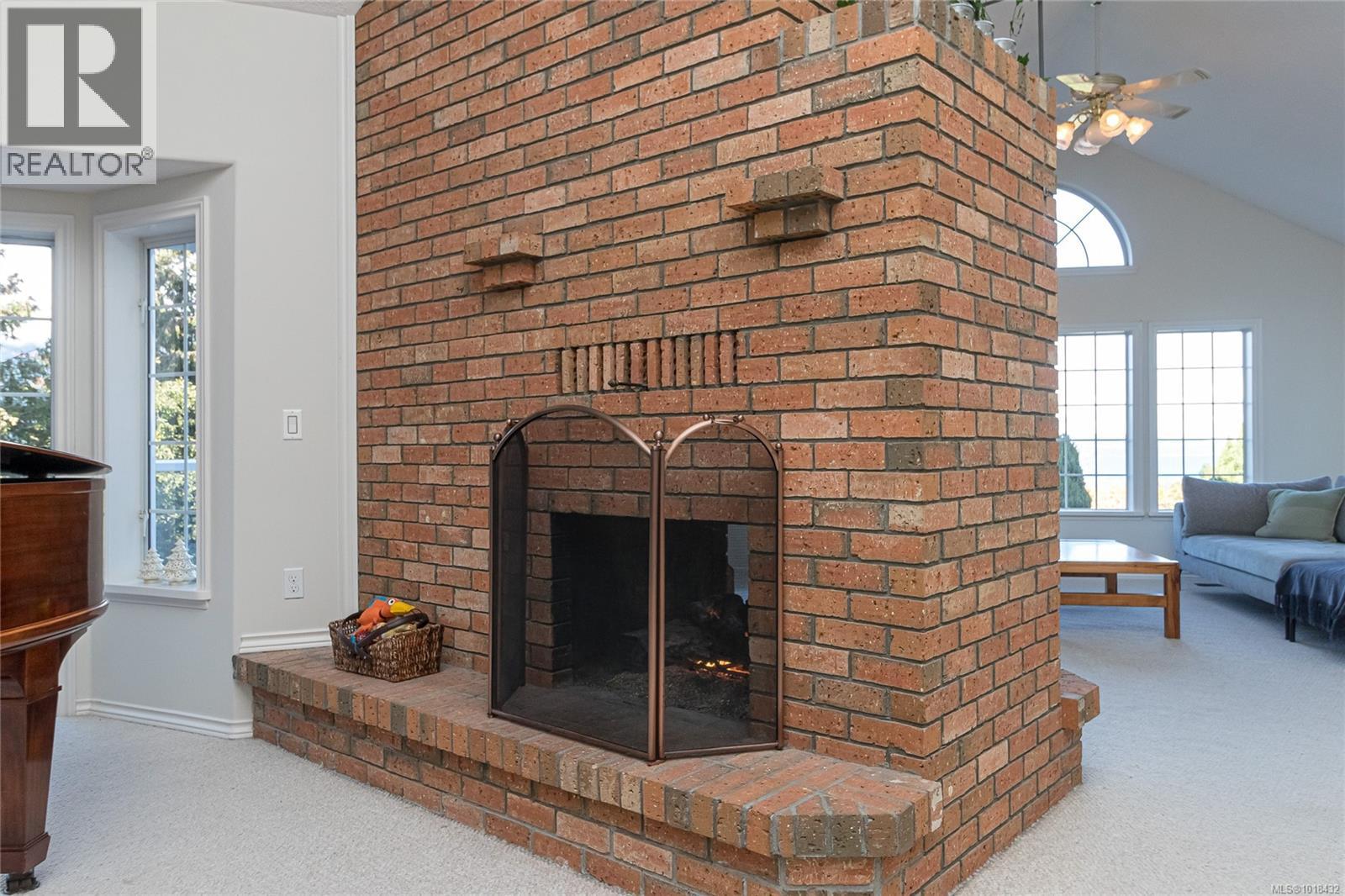 11474 Sumac Dr, North Saanich