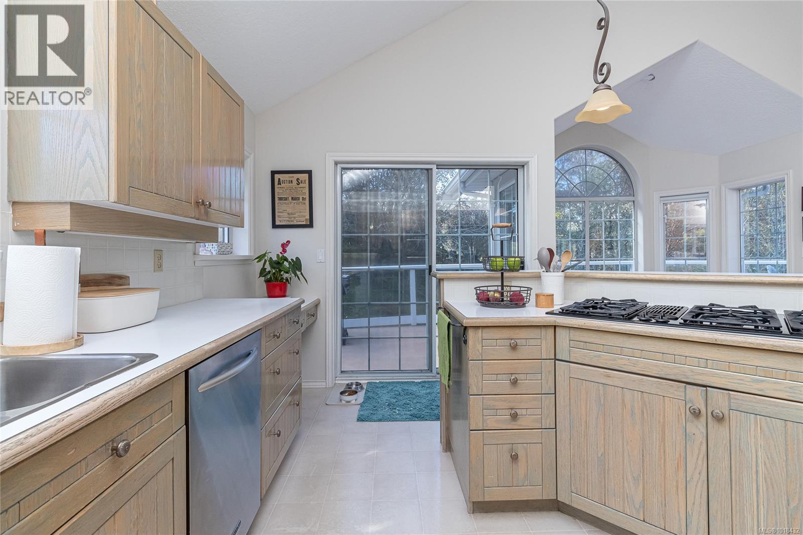 11474 Sumac Dr, North Saanich