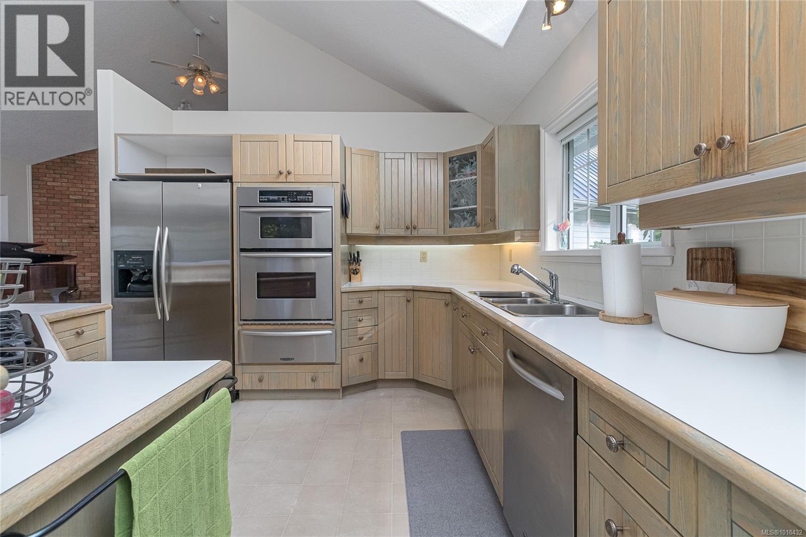 11474 Sumac Dr, North Saanich