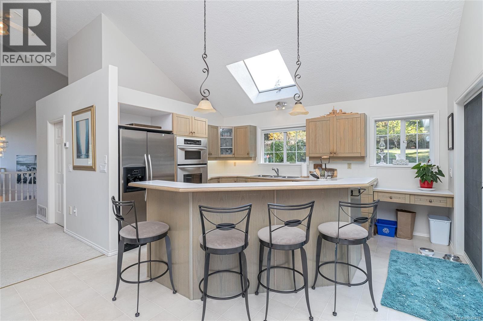 11474 Sumac Dr, North Saanich