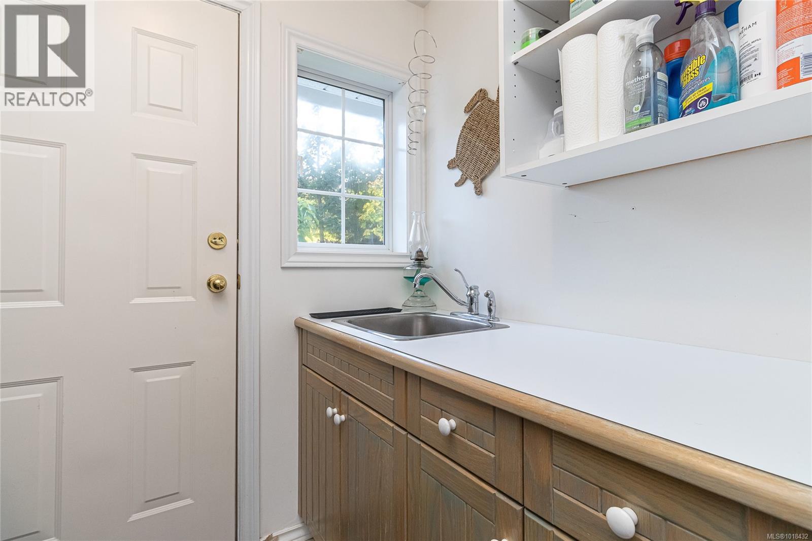 11474 Sumac Dr, North Saanich