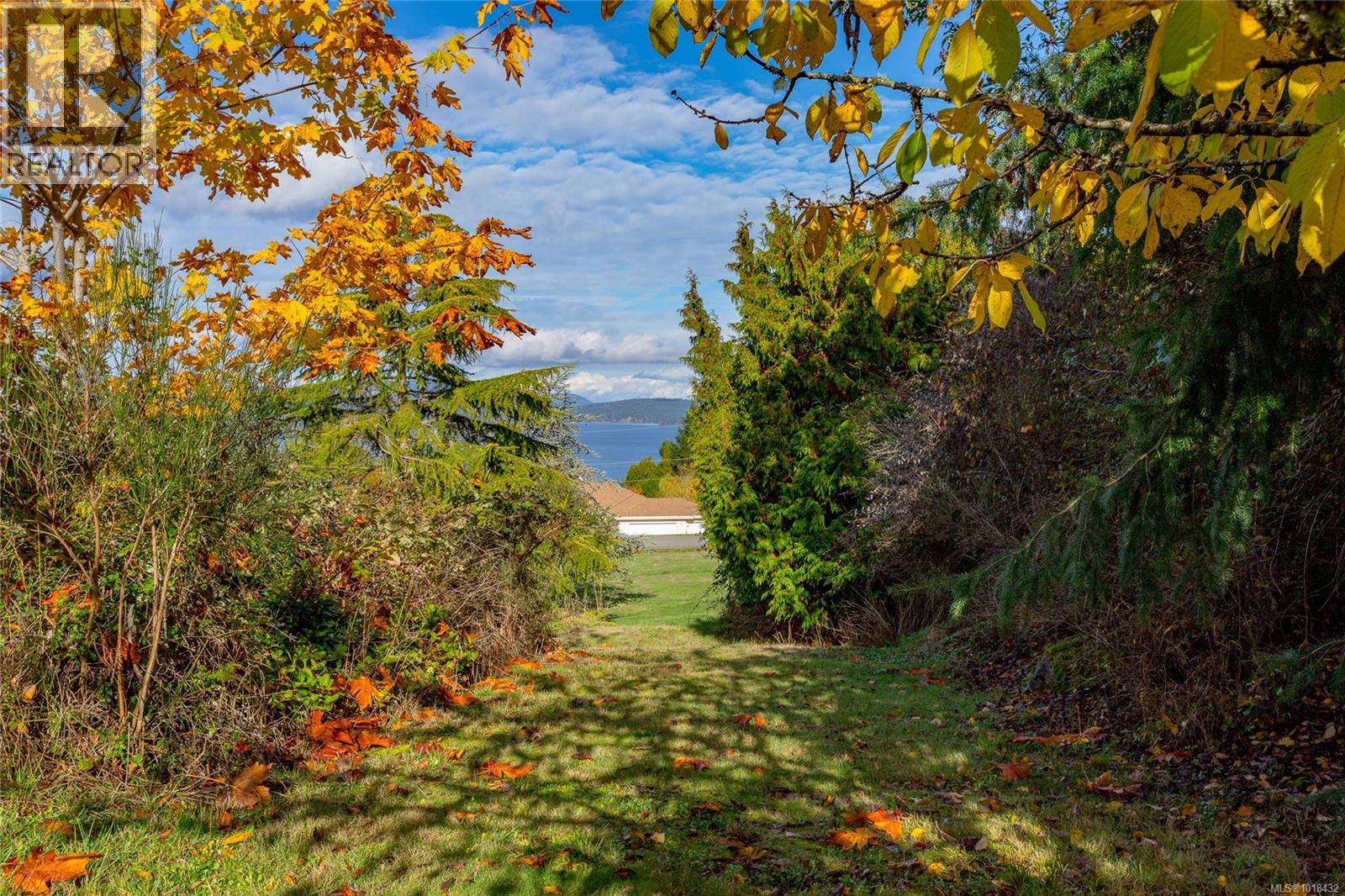 11474 Sumac Dr, North Saanich