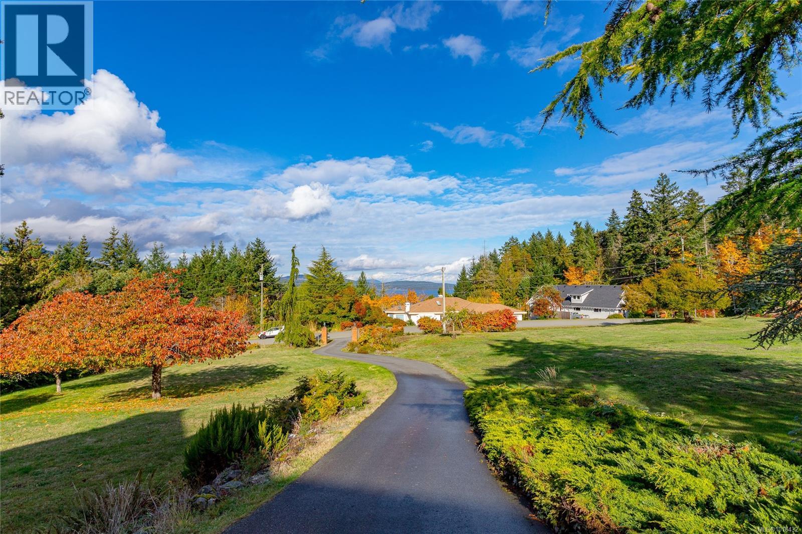 11474 Sumac Dr, North Saanich