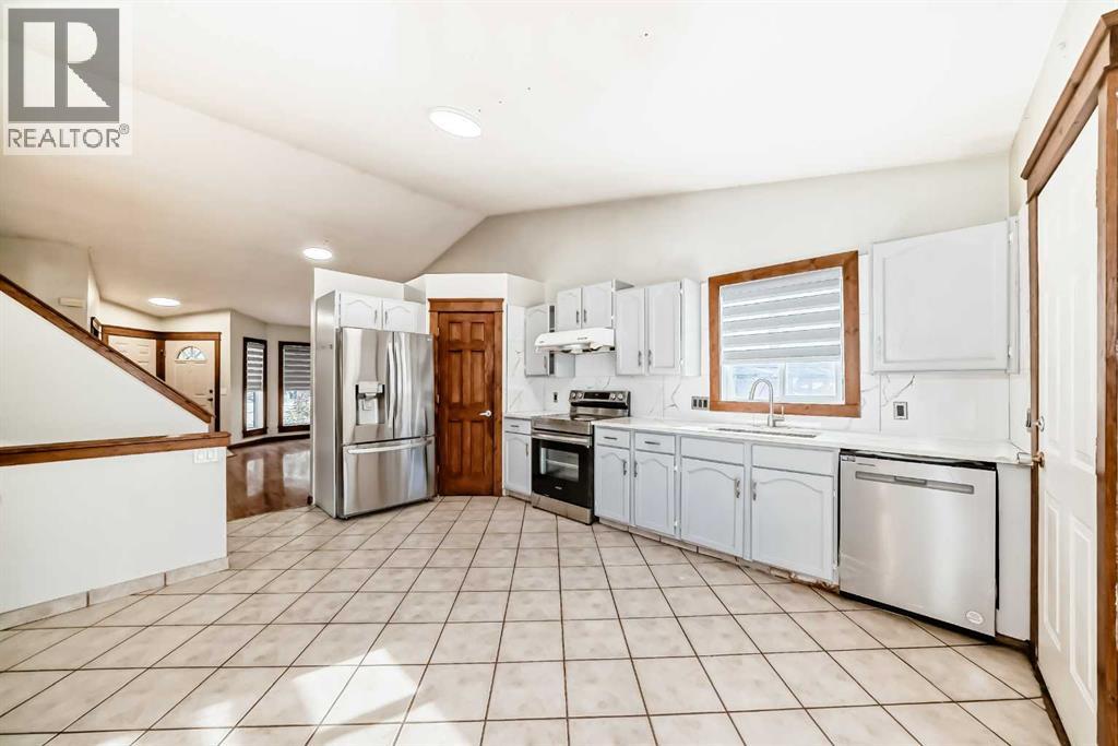 Single Family House 4 Level for Sale in  Appleglen Place SE Applewood Park Calgary 