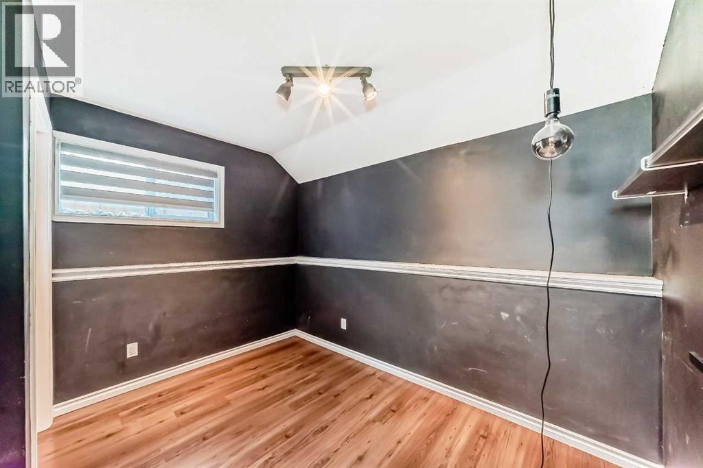 Single Family House 4 Level for Sale in  Appleglen Place SE Applewood Park Calgary 