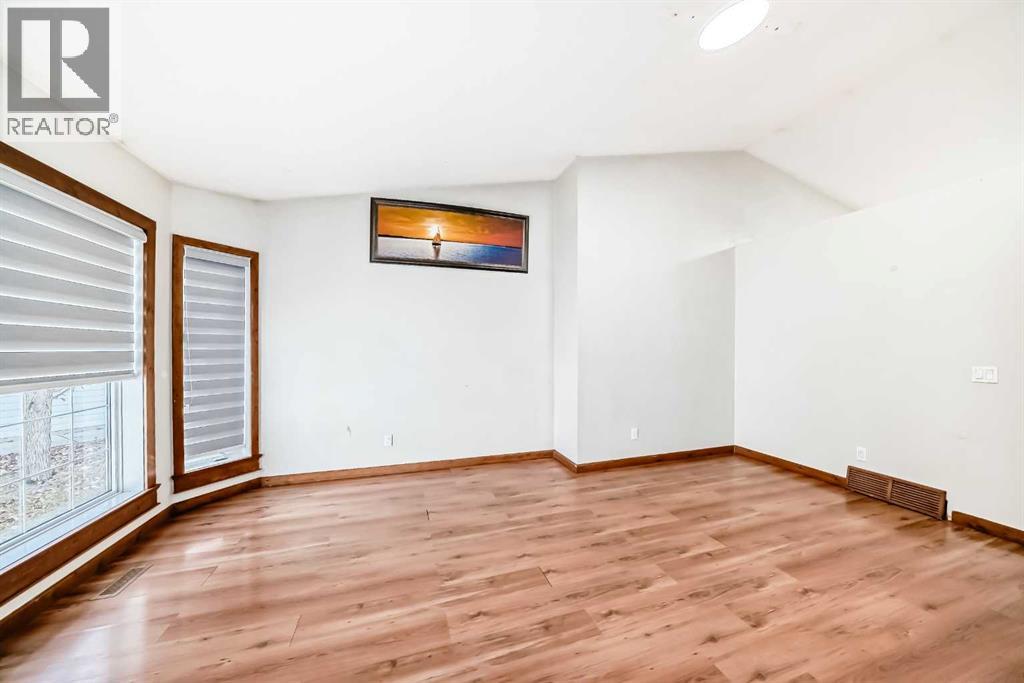 Single Family House 4 Level for Sale in  Appleglen Place SE Applewood Park Calgary 