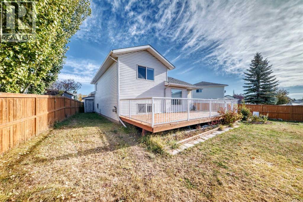 Single Family House 4 Level for Sale in  Appleglen Place SE Applewood Park Calgary 