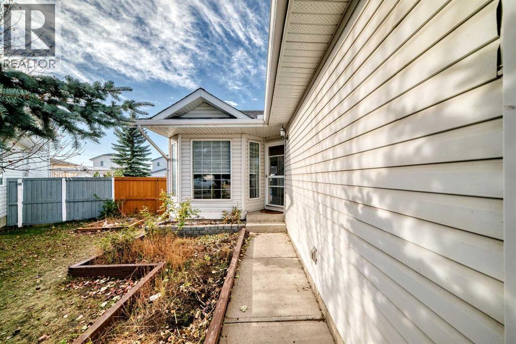 Single Family House 4 Level for Sale in  Appleglen Place SE Applewood Park Calgary 