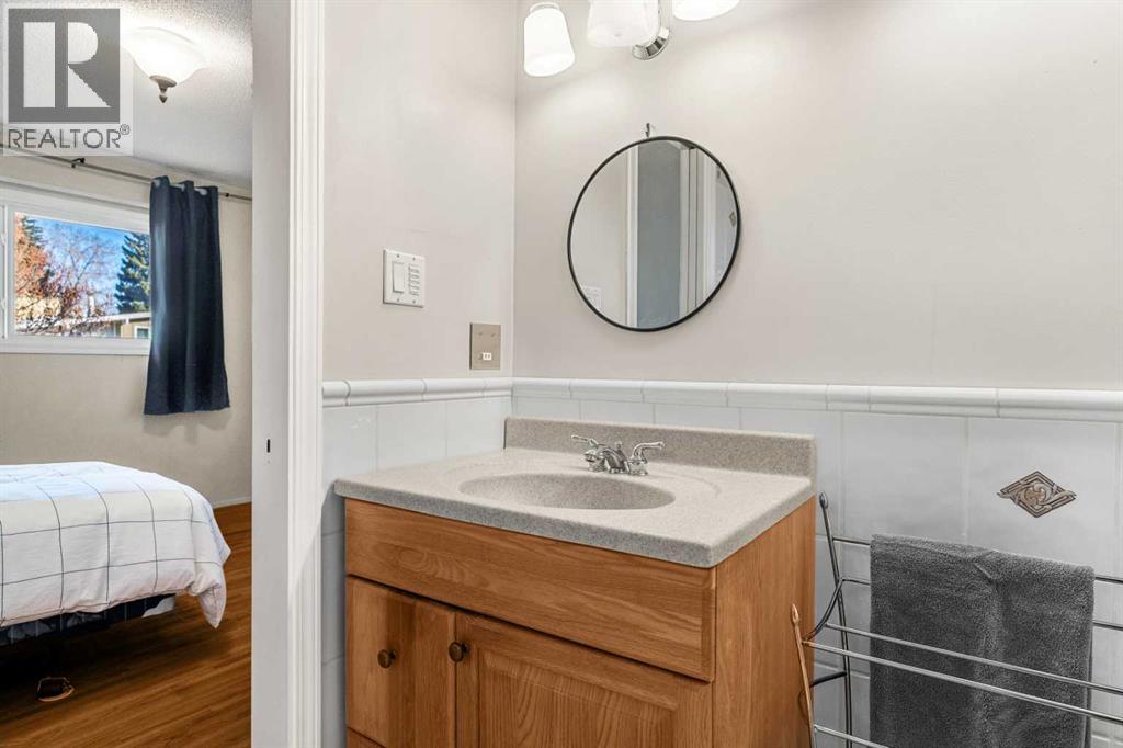 Single Family House Bungalow for Sale in  Lake Emerald Place SE Lake Bonavista Calgary 