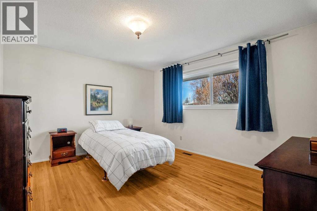 Single Family House Bungalow for Sale in  Lake Emerald Place SE Lake Bonavista Calgary 