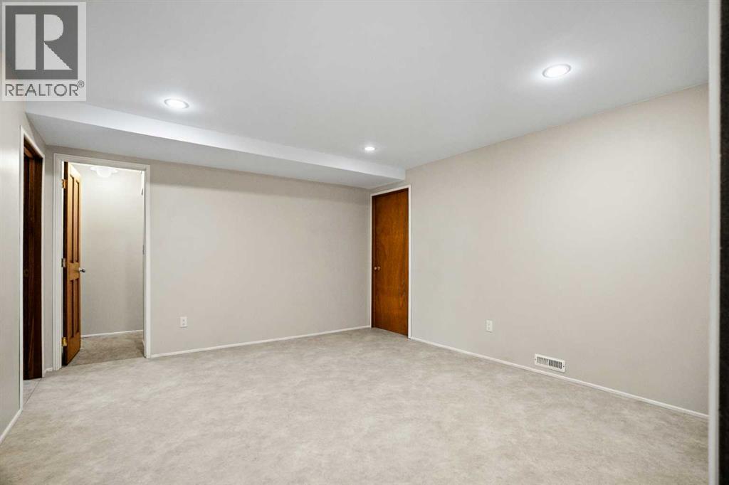 Single Family House Bungalow for Sale in  Lake Emerald Place SE Lake Bonavista Calgary 