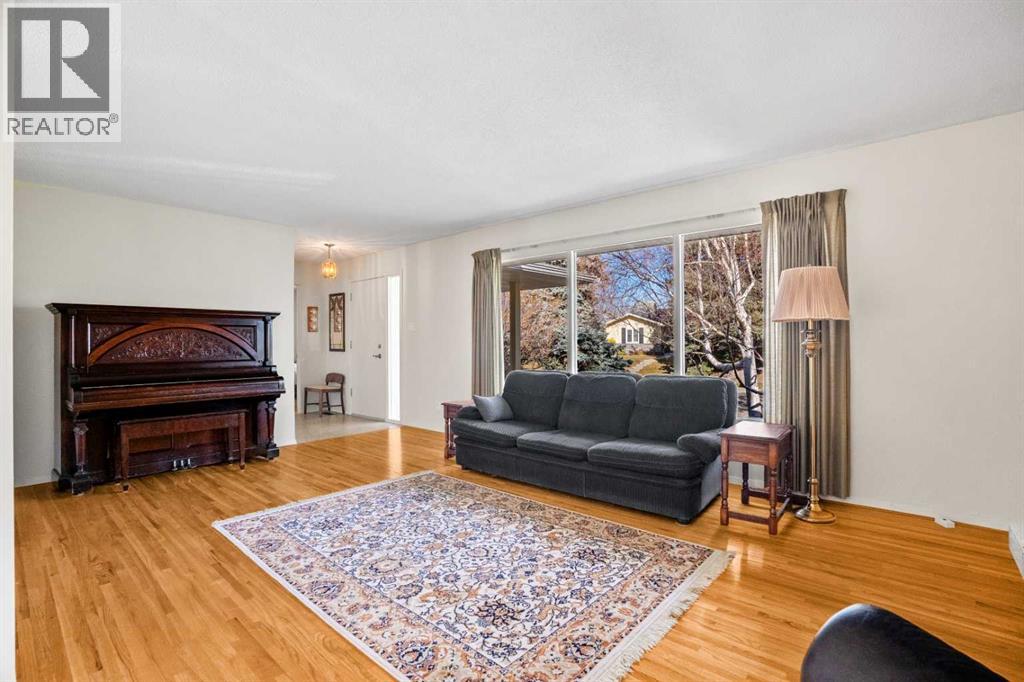 Single Family House Bungalow for Sale in  Lake Emerald Place SE Lake Bonavista Calgary 