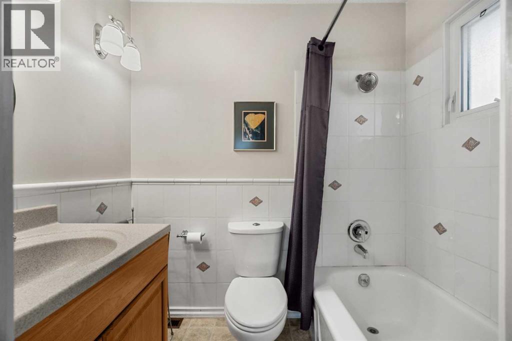 Single Family House Bungalow for Sale in  Lake Emerald Place SE Lake Bonavista Calgary 