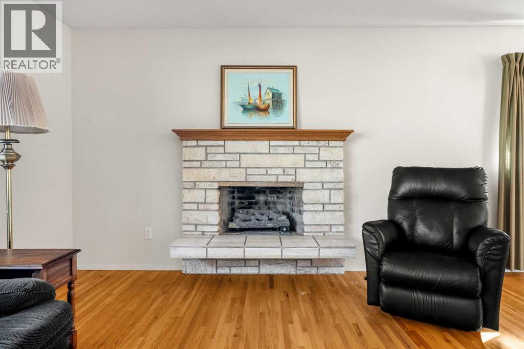 Single Family House Bungalow for Sale in  Lake Emerald Place SE Lake Bonavista Calgary 