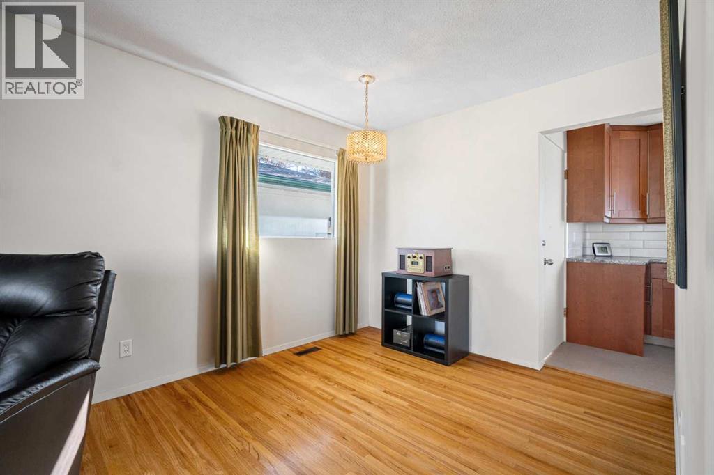 Single Family House Bungalow for Sale in  Lake Emerald Place SE Lake Bonavista Calgary 