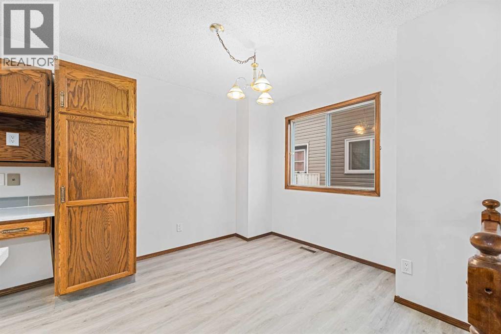 211 Sandstone Drive NW, Calgary, Alberta