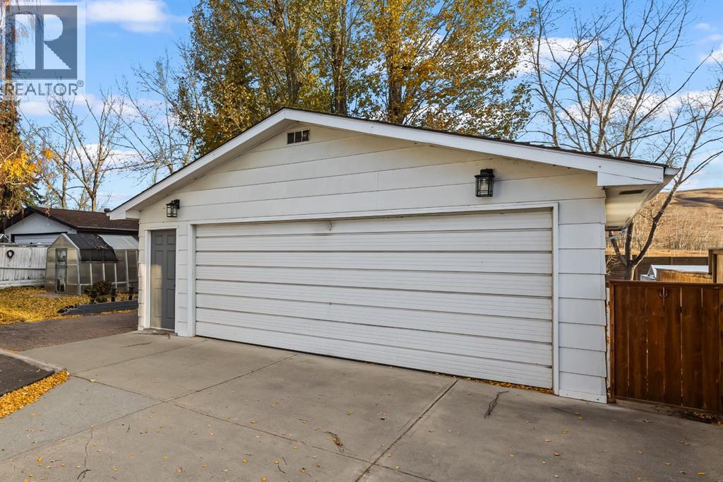 Single Family House 4 Level for Sale in  Breton Close NW Brentwood Calgary 