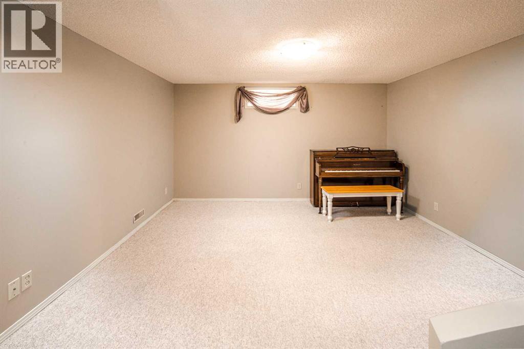 Single Family House for Sale in  Edgebrook Way NW Edgemont Calgary 