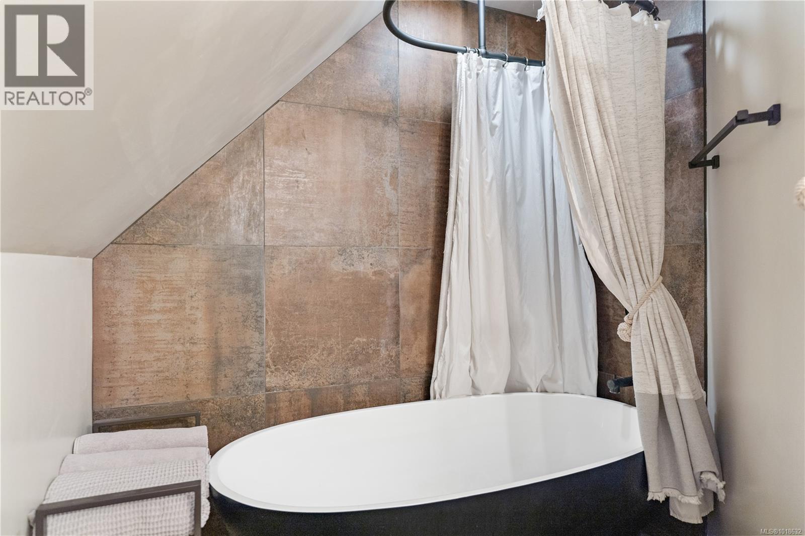 338 Walkers Hook Rd, Salt Spring