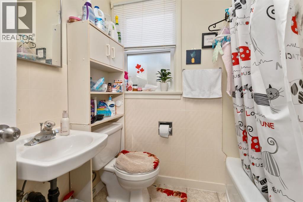 Multi-family House for Sale in   Avenue Mount Pleasant Camrose 