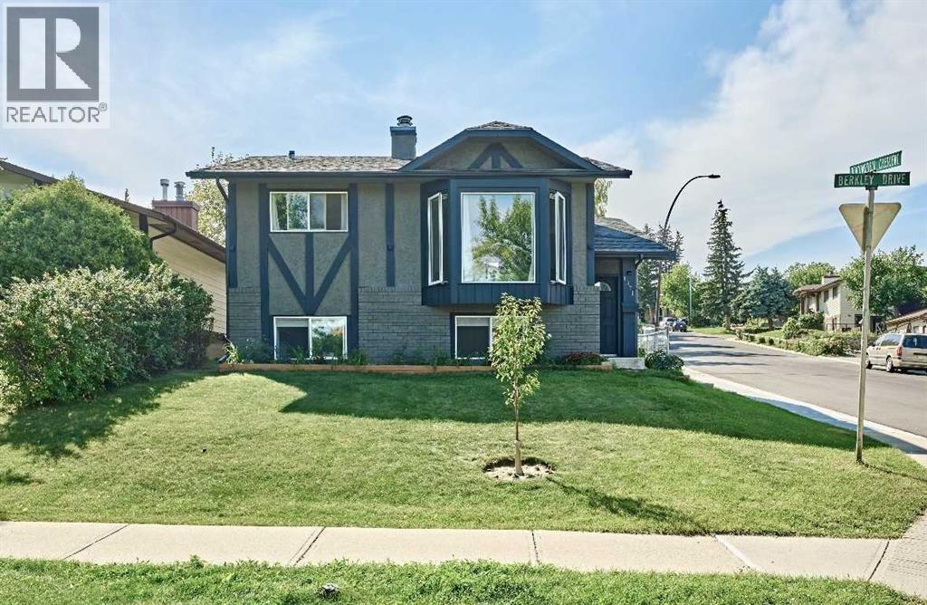 1371 BERKLEY Drive NW, Calgary, Alberta
