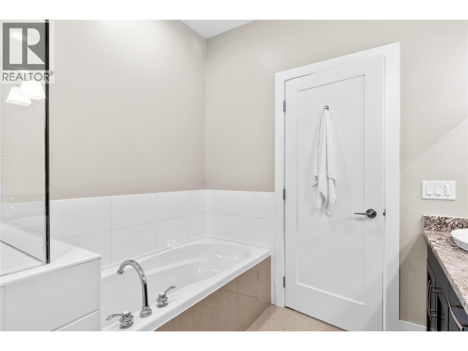 221 4000 Redstone Crescent, Peachland