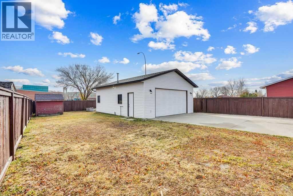 Single Family House 4 Level for Sale in  Castleglen Crescent NE Castleridge Calgary 
