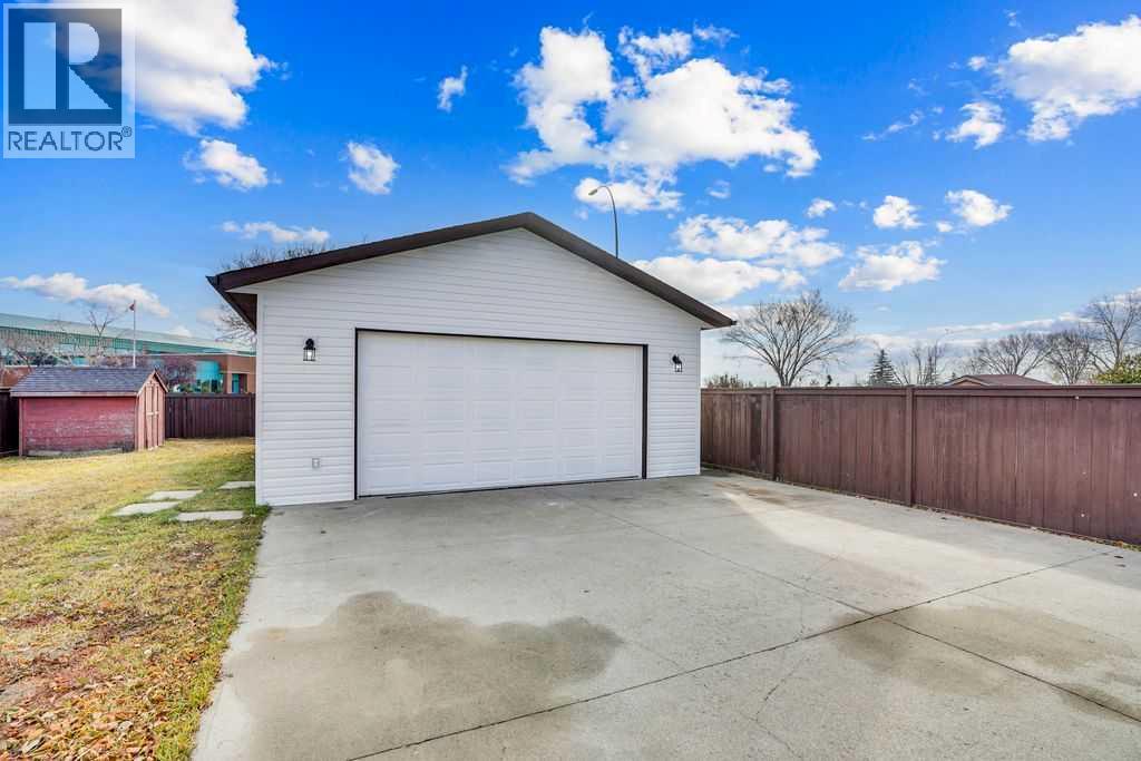 Single Family House 4 Level for Sale in  Castleglen Crescent NE Castleridge Calgary 