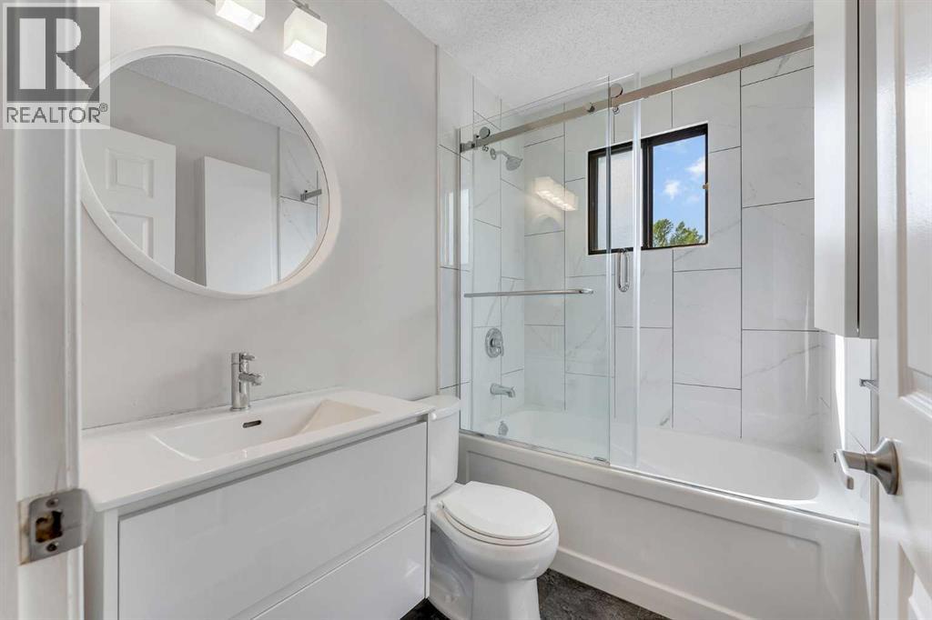 Single Family House for Sale in  Edgeford Way NW Edgemont Calgary 