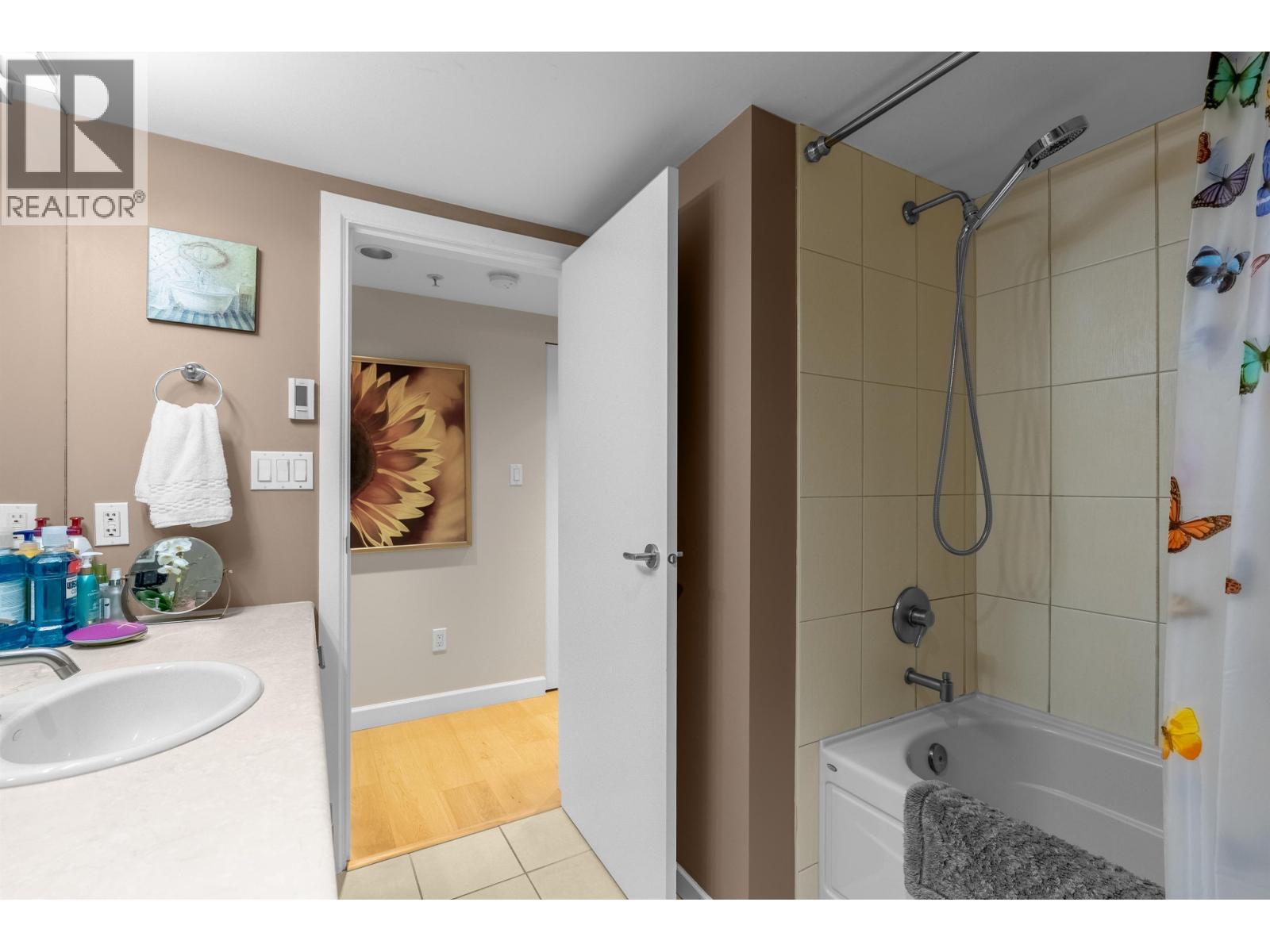 104 3750 EDGEMONT BOULEVARD, North Vancouver