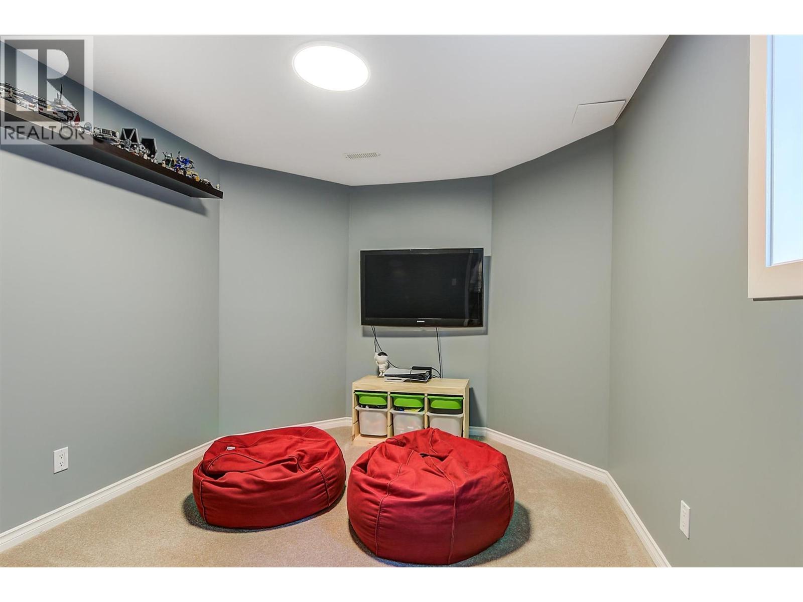  2083 Rosefield Drive, West Kelowna