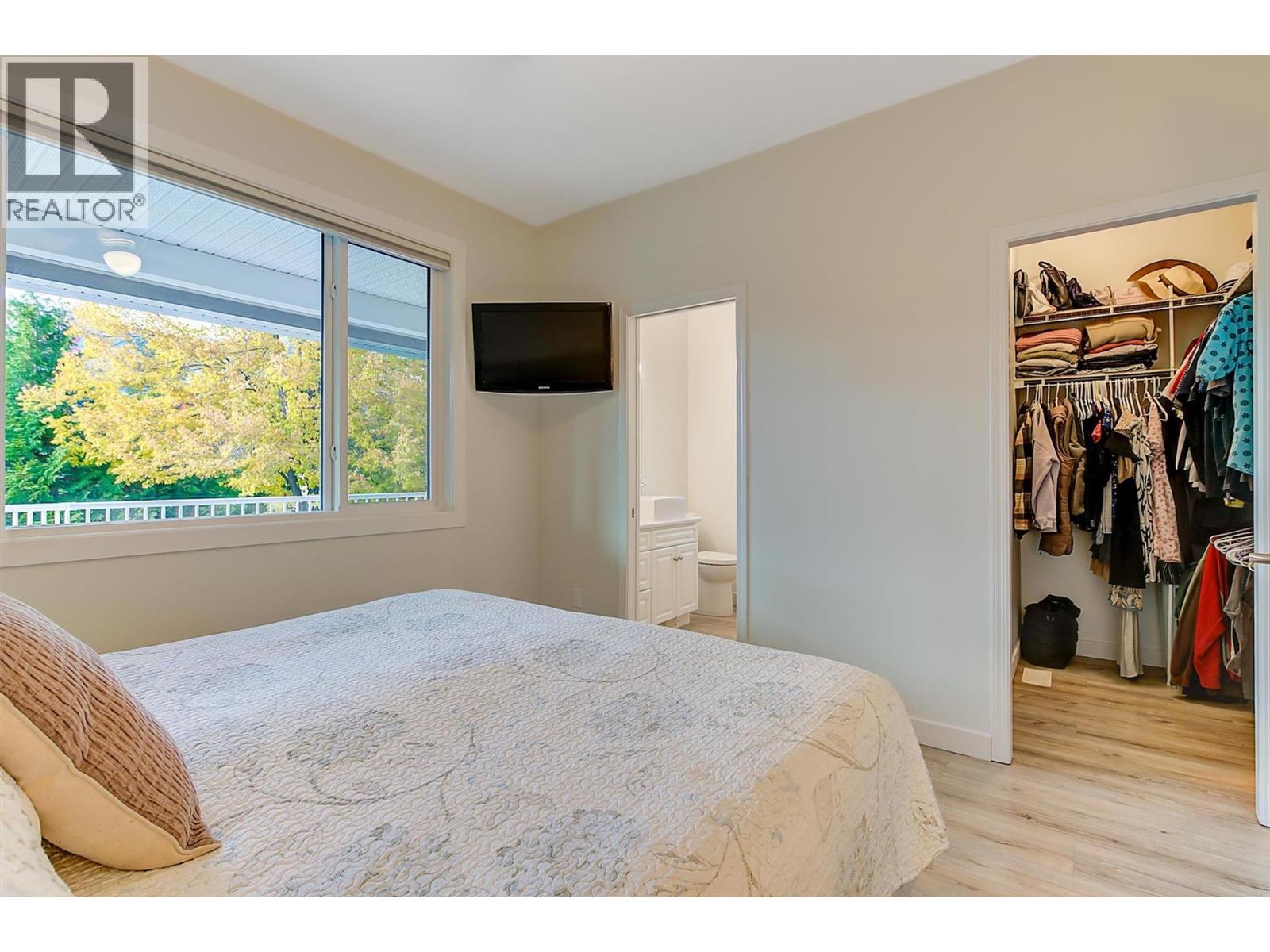  2083 Rosefield Drive, West Kelowna