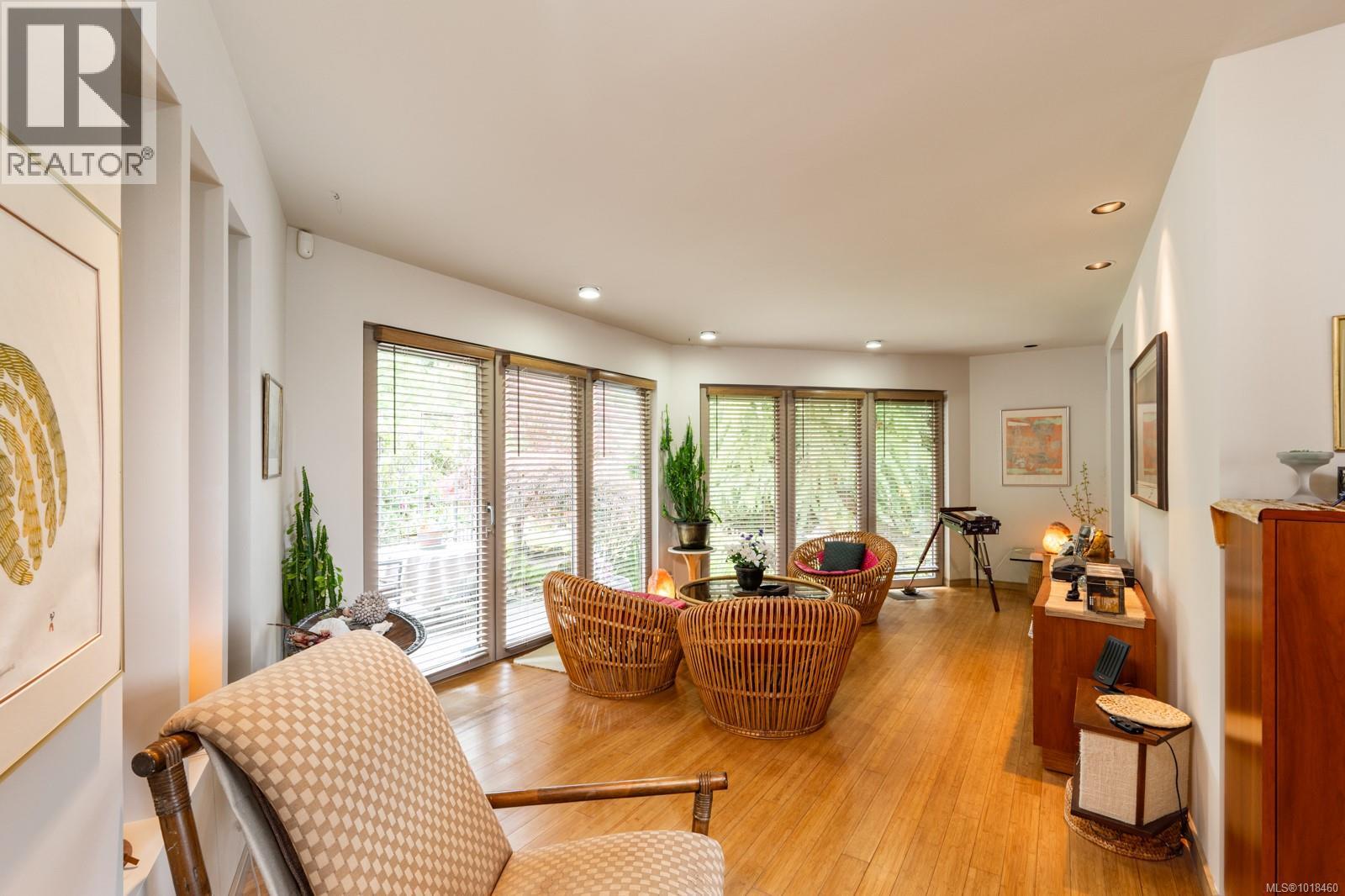 11406 Sycamore Dr, North Saanich