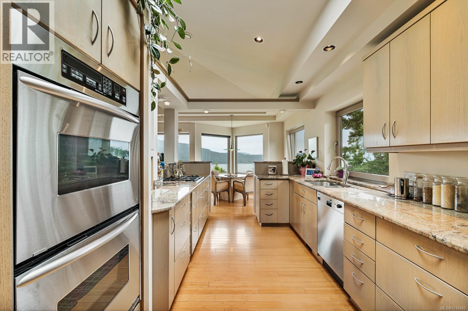 11406 Sycamore Dr, North Saanich