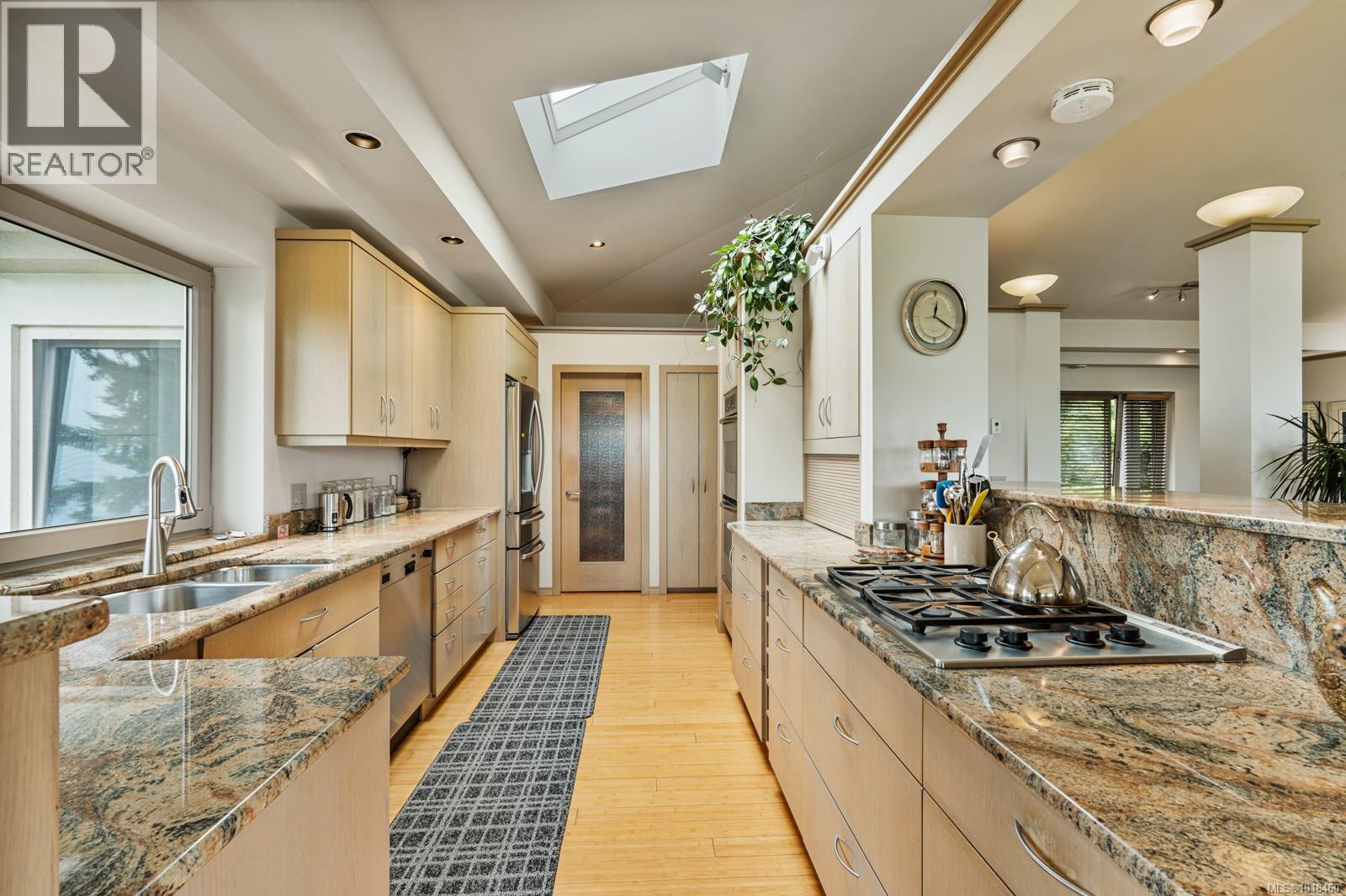 11406 Sycamore Dr, North Saanich