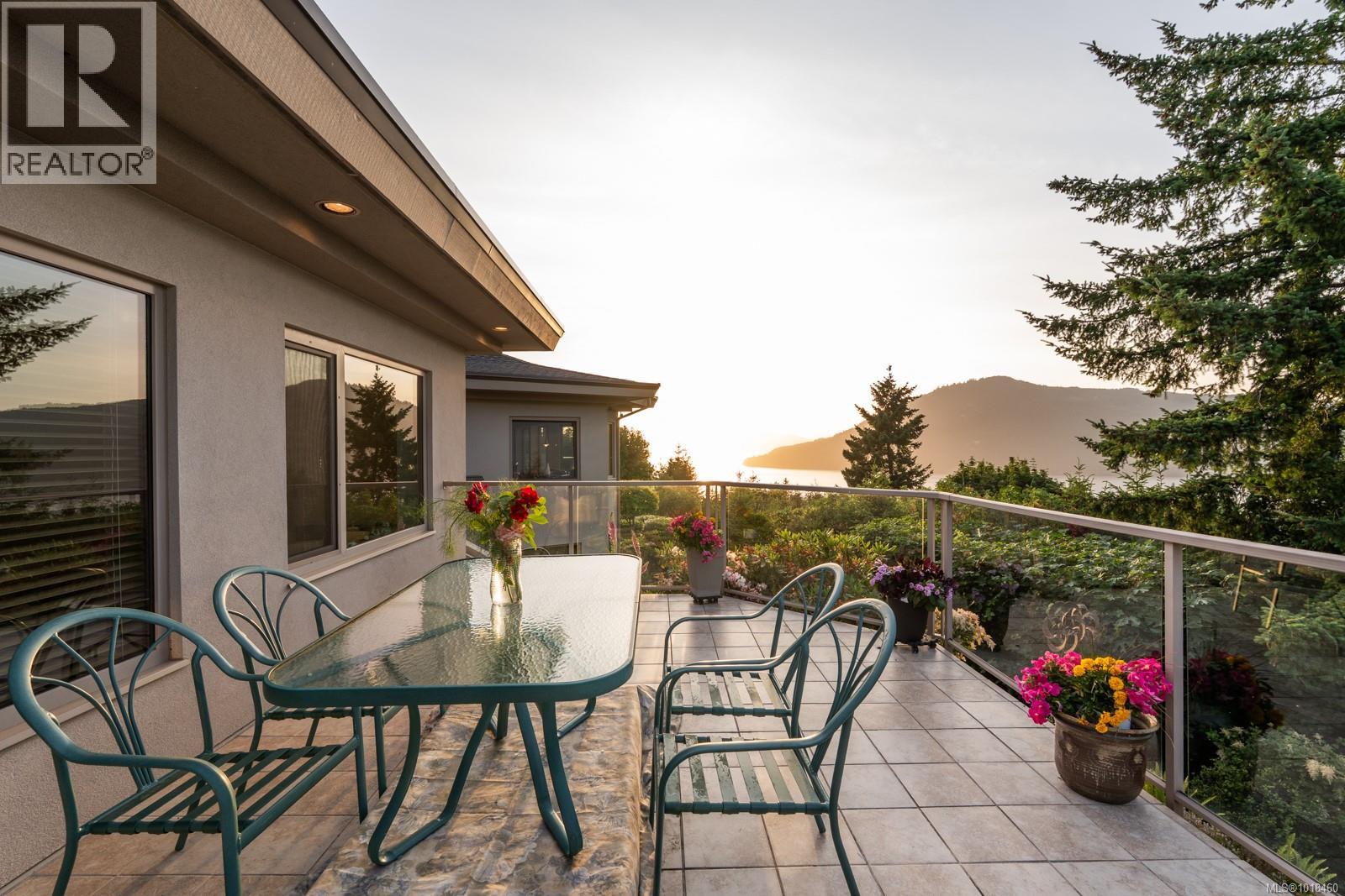 11406 Sycamore Dr, North Saanich